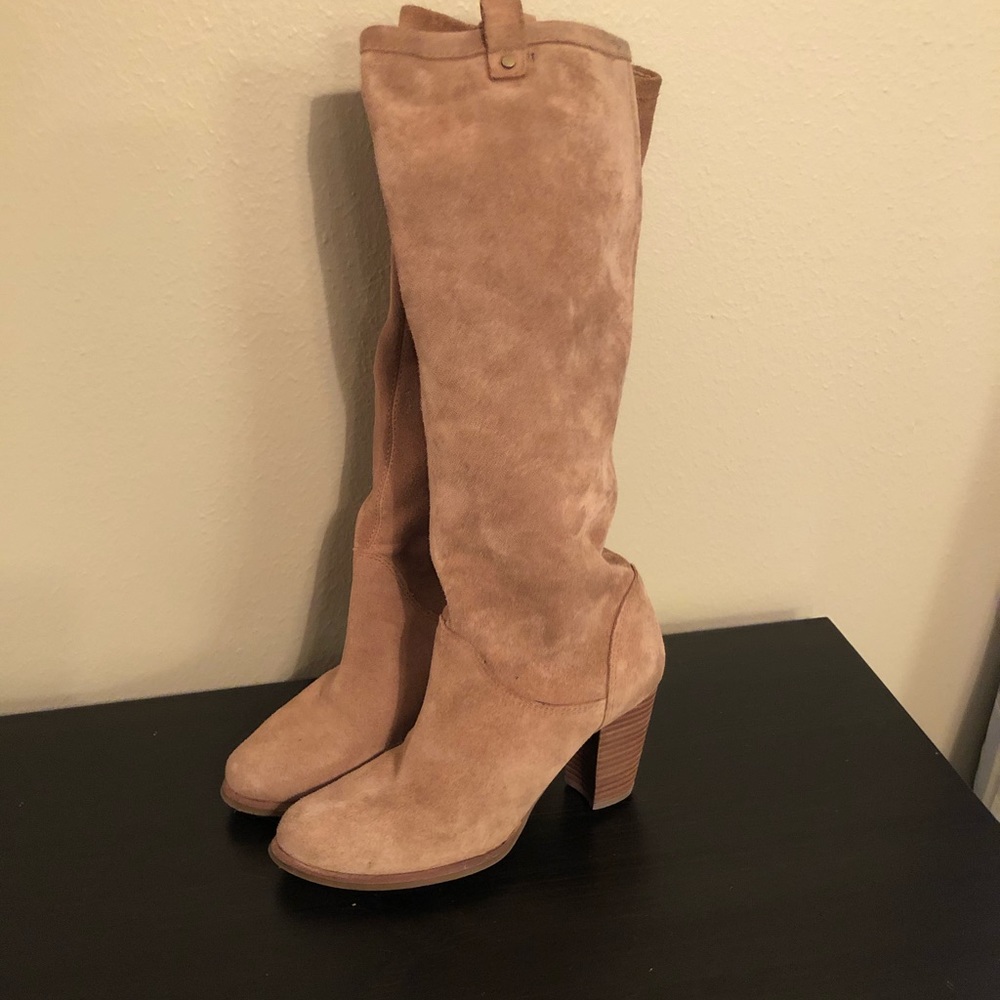 Tan suede Ugg boots